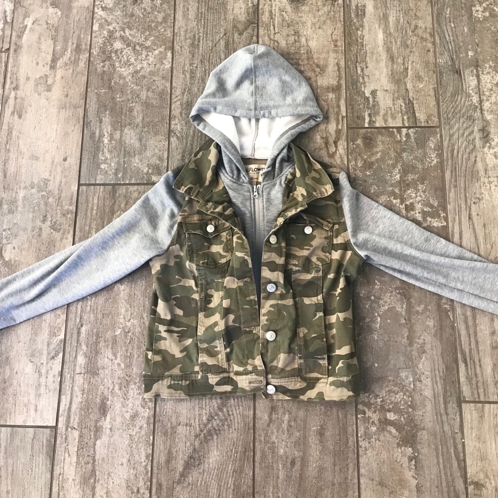 Sweatshirt/Camouflage Denim Vest